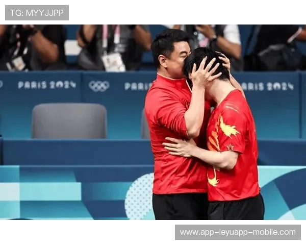 王皓俯身定格瞬间:师徒温情赛场之外的感动 王皓俯身定格瞬间:师徒温情赛场之外的感动